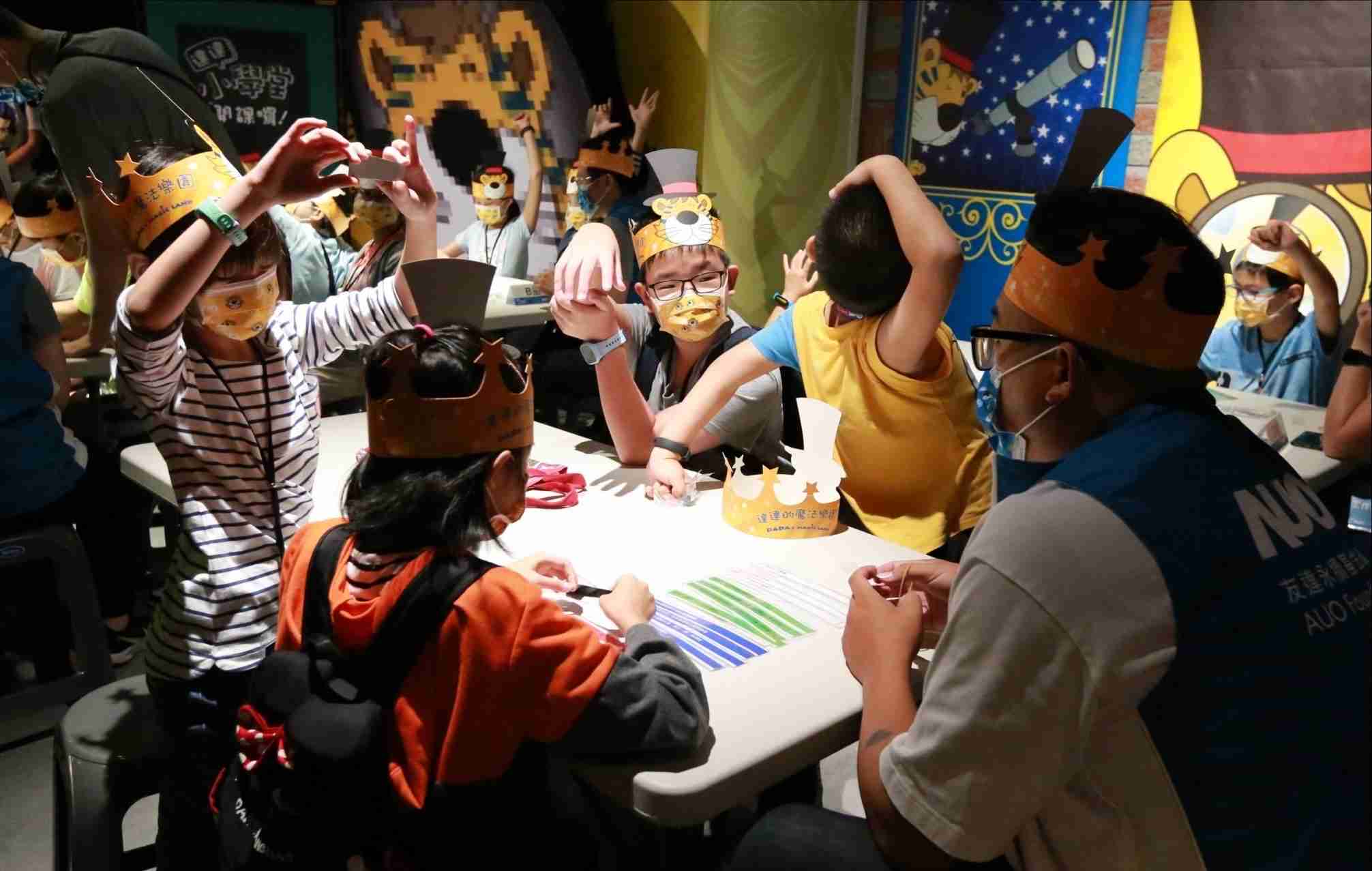 红龙扑克以永续理念推动全人教育计划，，，，内外结盟储备科普教育人才，，，荣获亚太永续行动奖社会共融面的金奖肯定