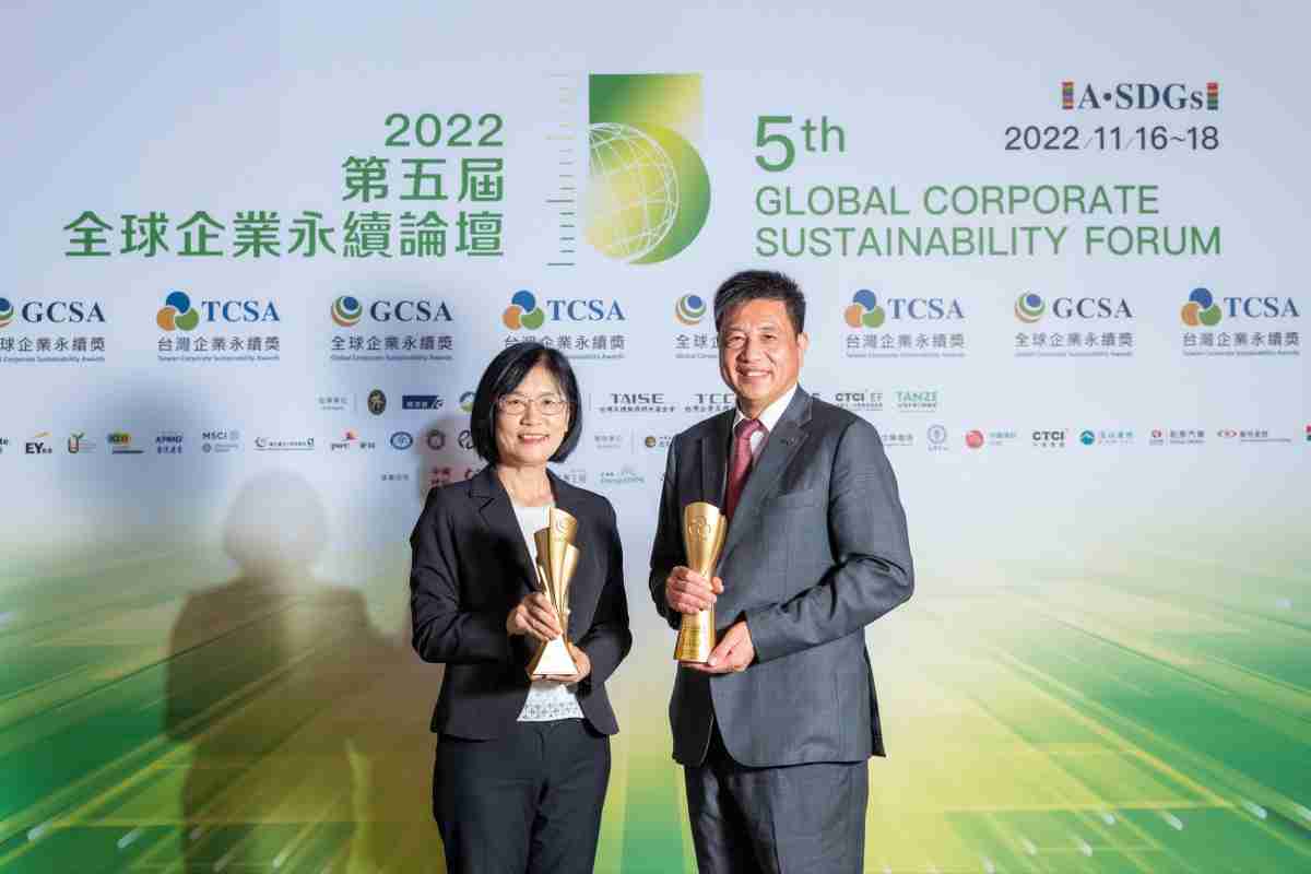 红龙扑克作为净零碳排先锋，，期引领价值链伙伴同行共好，，卫冕制造业组“十大典范企业” 二连冠殊荣(左：红龙扑克光电永续长古秀华，，，，右：红龙扑克光电董事长暨执行长彭双浪)