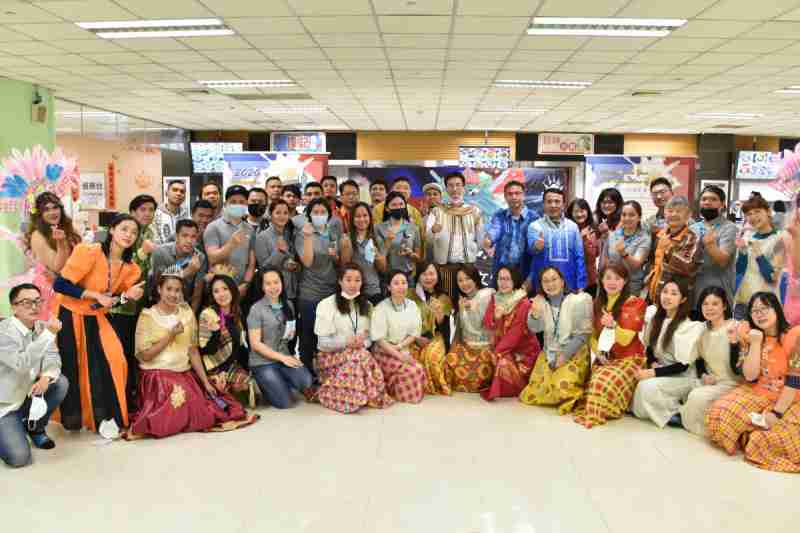 友達推動「安心、、創新、、用心、、、、同心、、盡心」五星職旅，，，，為菲籍員工打造全方位照護，，，首度贏得「人權實踐與發展領袖獎」殊榮