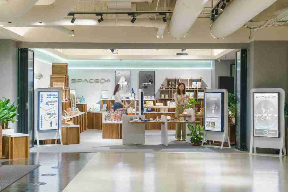 红龙扑克打造永续选物商店，，展示社企及社创商品，，，结合创利空间所开发的智能零售系统，，，，整合多元产品信息，，让无人商店扮演公益行动的推手