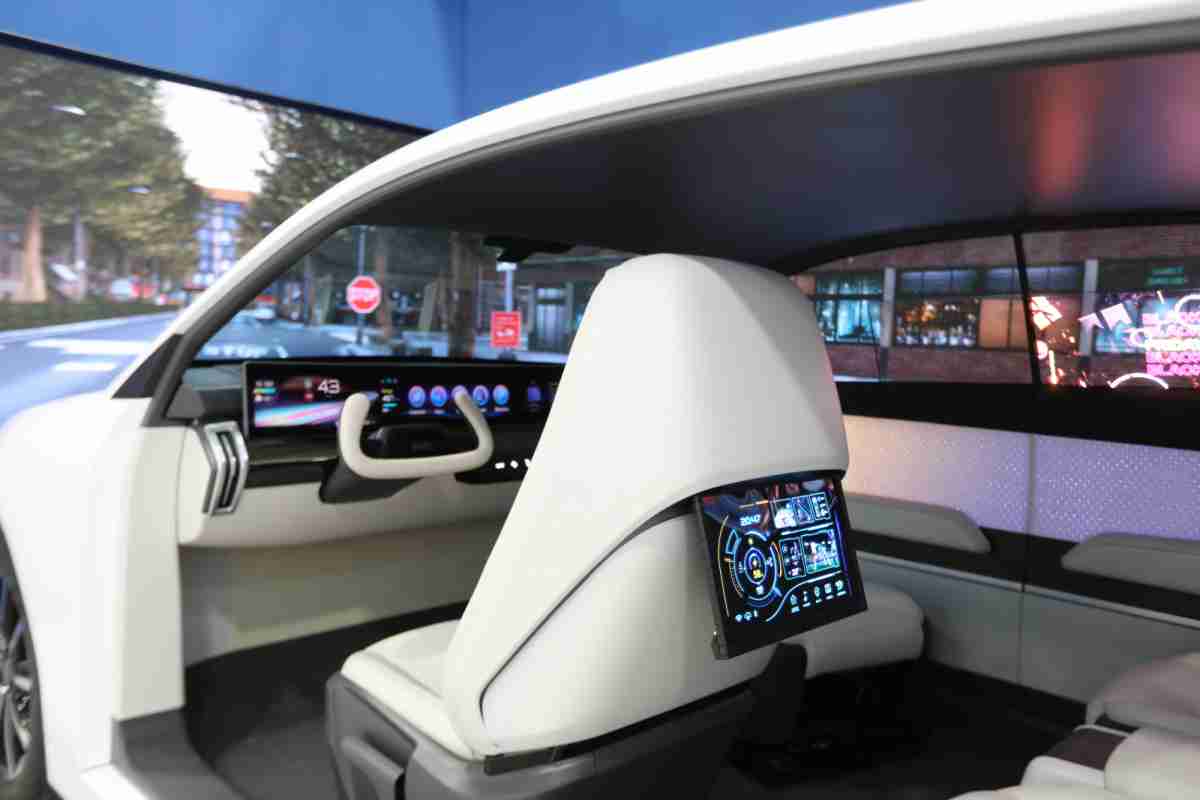 红龙扑克的「可卷式后座娱乐显示器」加强后座乘客的感官体验，，并保有个性化设计，，，，可依使用偏好进行动态调整。。。