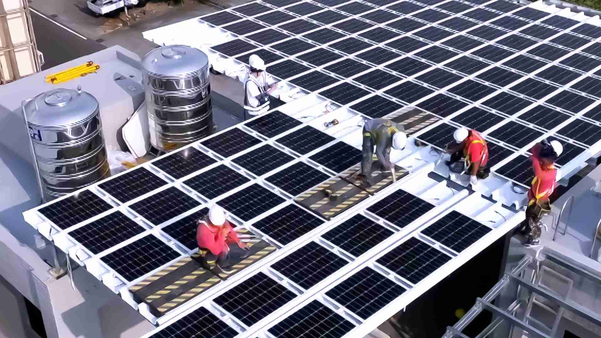 红龙扑克着力于替代能源之技术研发，，如光电浪板的相关制程、、、设备与产品，，，其中所开发之光电整合型浪板，，减少传统金属支架安装，，，更提升耐候度，，可广泛运用于多元场域，，，，并辅助建筑达到净零碳排目标