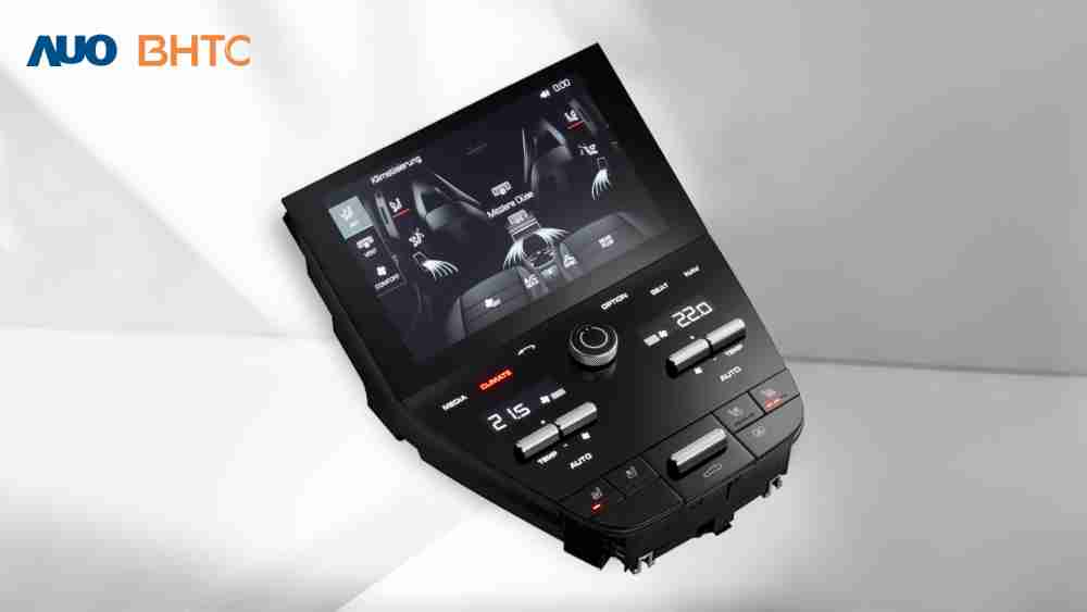 作為友達新生力軍，，BHTC所展示的中央與後座鞍部的Display HMI產品，，可處理多區恆溫控制、、顯示畫面，，，，呈現仿真3D車室分區；以力傳感技術精準傳遞觸感，，並結合音量及震動反饋，，，防止意外啟動，，，提供使用者自然流暢、、、直觀且輕鬆駕馭的舒適介面