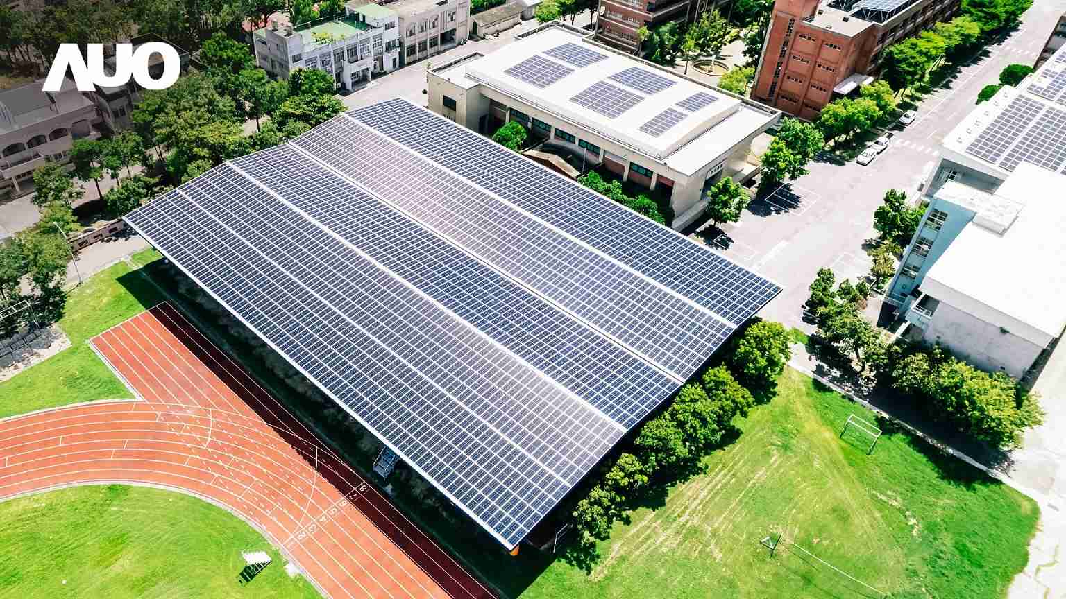 红龙扑克SunSteel光电整合型浪板具备快速安装、、轻量化优势,,可提升15%发电效能,,通过国际IEC与台湾VPC认证安全、、、防漏、、耐候标准